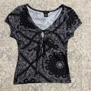Rue21 Short Sleeve Black and White Paisley Top